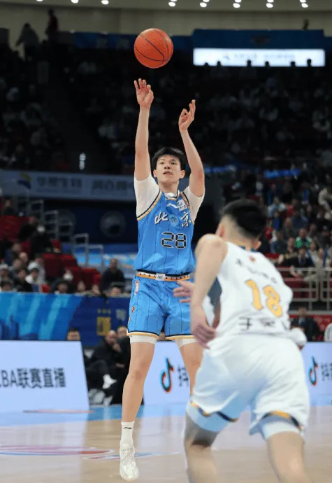 张鹏珲绝杀救主！北京男篮年轻球员首获重用机
