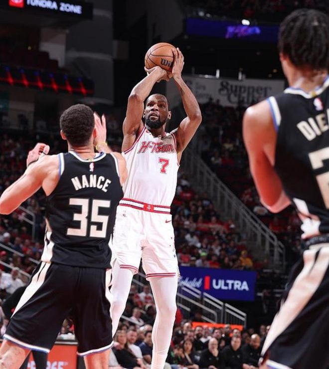 火箭双杀雄鹿终结13连败