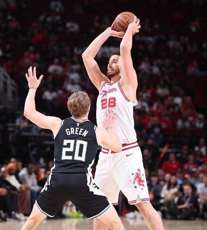 火箭双杀雄鹿终结13连败 雄鹿残阵惨败字母哥缺