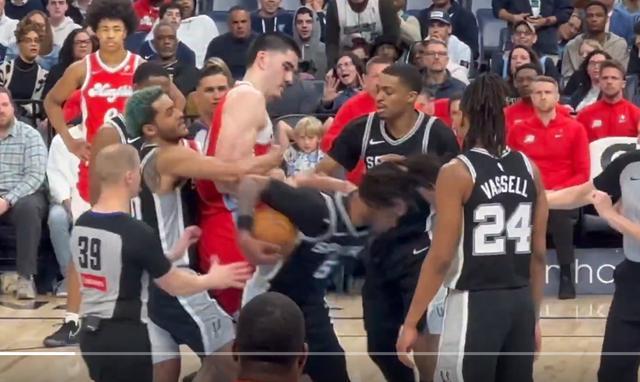 前弟子赛场争抢地板球冲突 赫尔利称狼群力量引