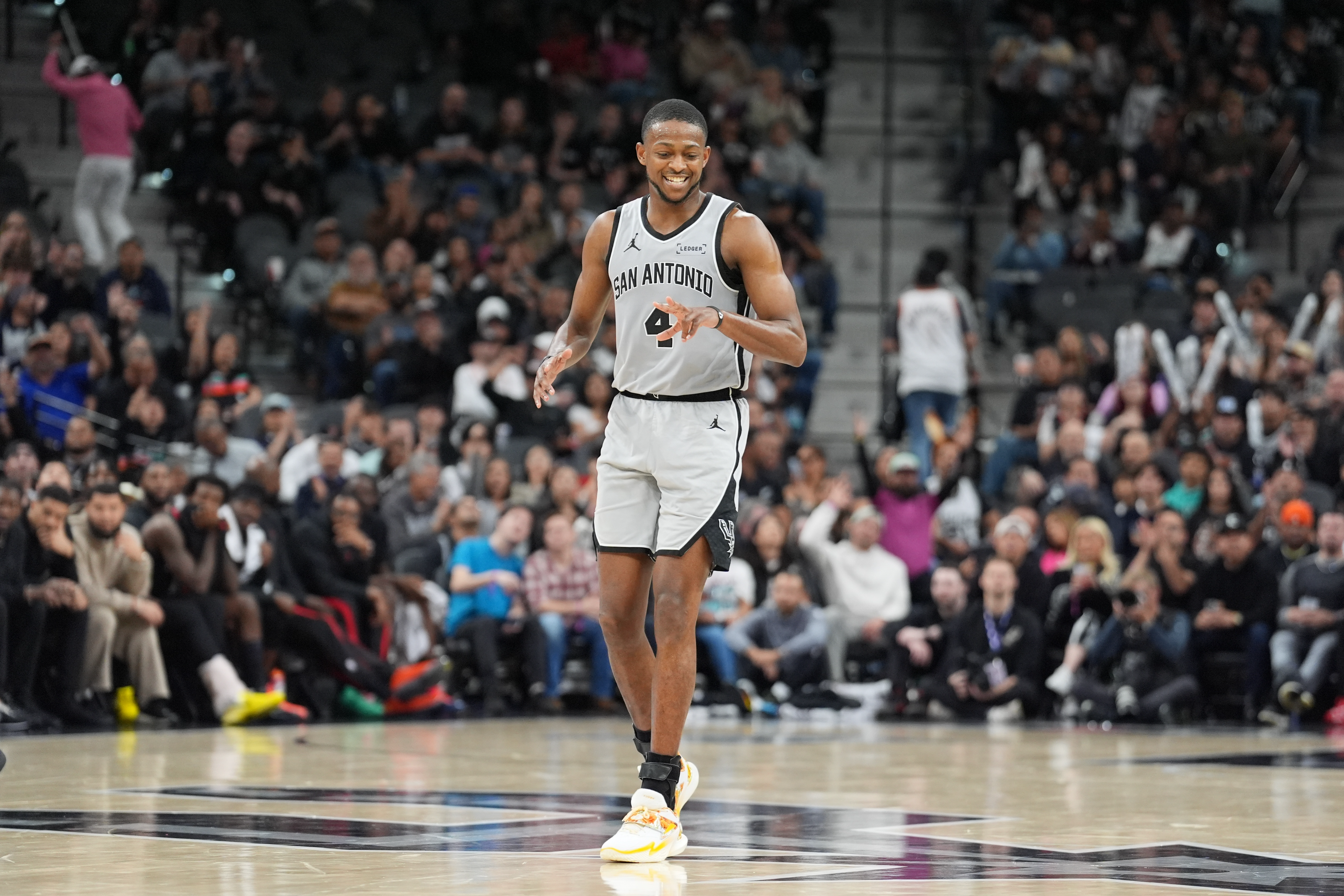 马刺双星闪耀送步行者16连败 文班亚马防守统治